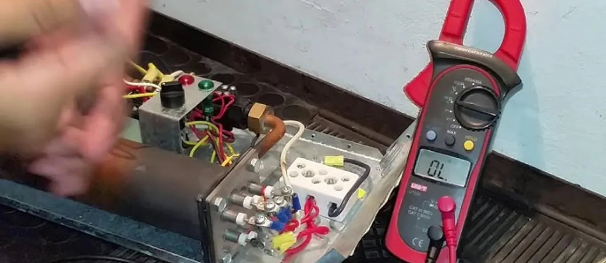 Caja de breakers abierta con cables nuevos rotulados en una vivienda de dos niveles